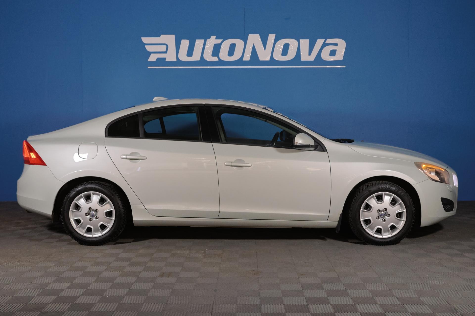 Volvo S60 T4 Kinetic Aut. / Webasto / Istuinlämmitys edessä ja takana /  Vakkari / Jakohihna vaihdettu - Autonova