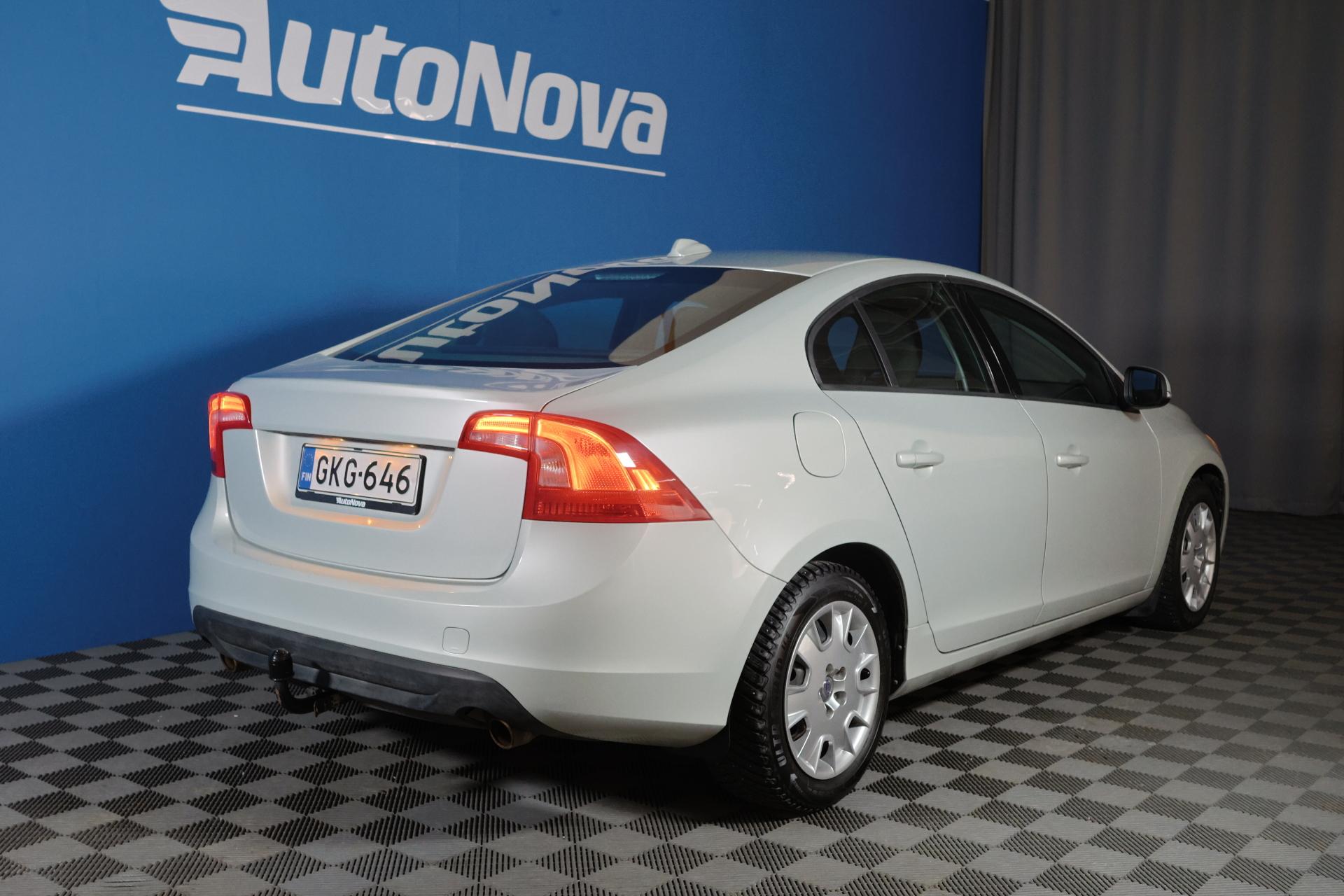 Volvo S60 T4 Kinetic Aut. / Webasto / Istuinlämmitys edessä ja takana /  Vakkari / Jakohihna vaihdettu - Autonova