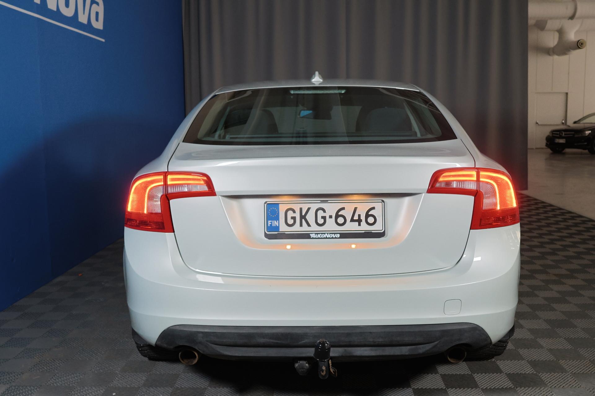 Volvo S60 T4 Kinetic Aut. / Webasto / Istuinlämmitys edessä ja takana /  Vakkari / Jakohihna vaihdettu - Autonova