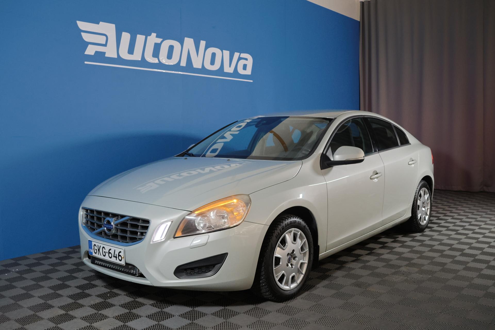 Volvo S60 T4 Kinetic Aut. / Webasto / Istuinlämmitys edessä ja takana /  Vakkari / Jakohihna vaihdettu - Autonova