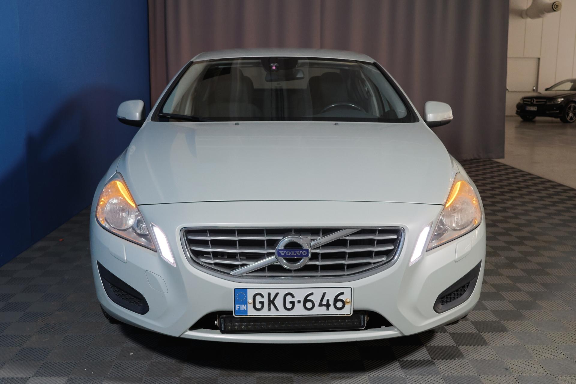 Volvo S60 T4 Kinetic Aut. / Webasto / Istuinlämmitys edessä ja takana /  Vakkari / Jakohihna vaihdettu - Autonova