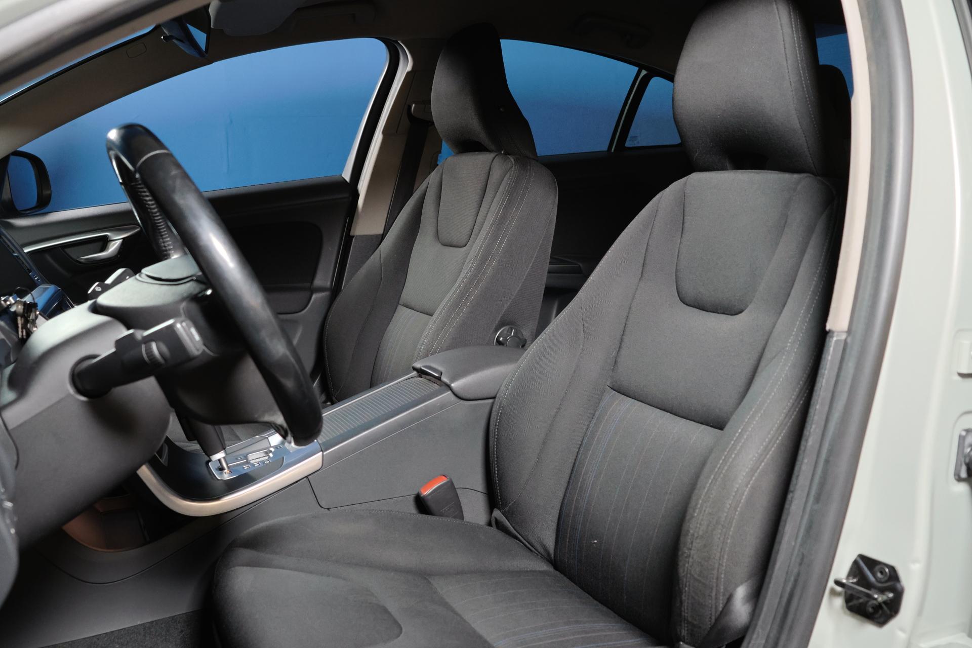Volvo S60 T4 Kinetic Aut. / Webasto / Istuinlämmitys edessä ja takana /  Vakkari / Jakohihna vaihdettu - Autonova