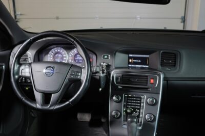Volvo S60 T4 Kinetic Aut. / Webasto / Istuinlämmitys edessä ja takana /  Vakkari / Jakohihna vaihdettu - Autonova