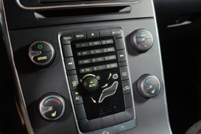 Volvo S60 T4 Kinetic Aut. / Webasto / Istuinlämmitys edessä ja takana /  Vakkari / Jakohihna vaihdettu - Autonova