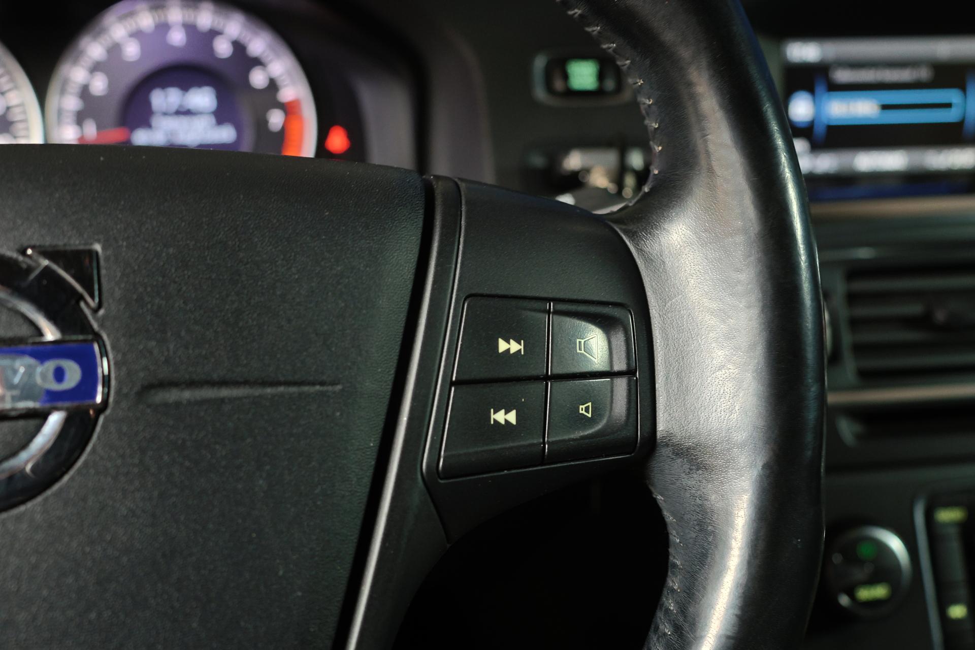 Volvo S60 T4 Kinetic Aut. / Webasto / Istuinlämmitys edessä ja takana /  Vakkari / Jakohihna vaihdettu - Autonova