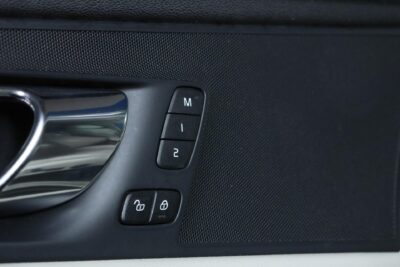 Volvo XC60 T8 AWD Inscription / ACC / HUD / Panorama / Koukku / BLIS / Muistipenkit / VOC / Orrefors Sweden - Autonova