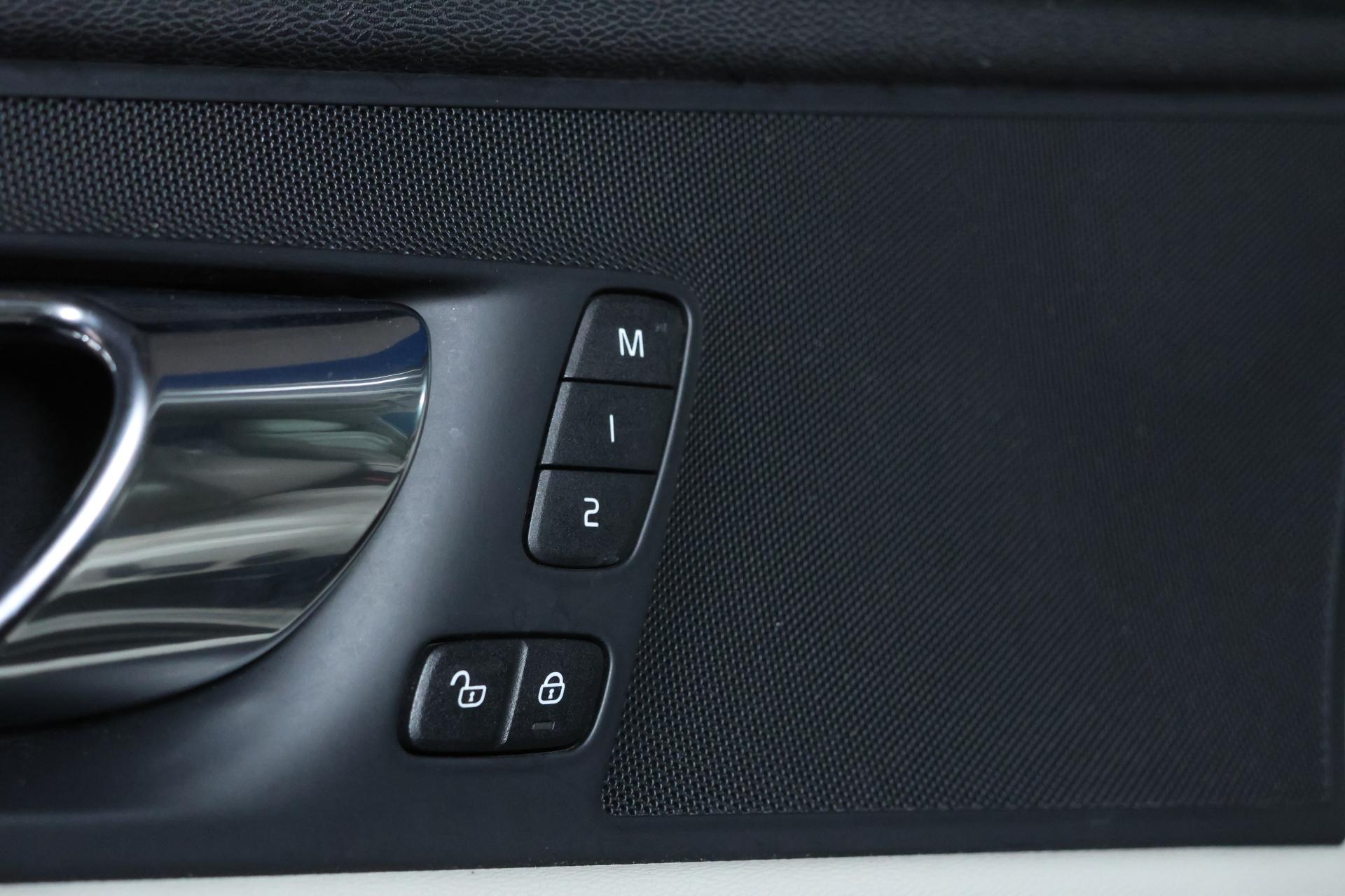 Volvo XC60 T8 AWD Inscription / ACC / HUD / Panorama / Koukku / BLIS / Muistipenkit / VOC / Orrefors Sweden - Autonova