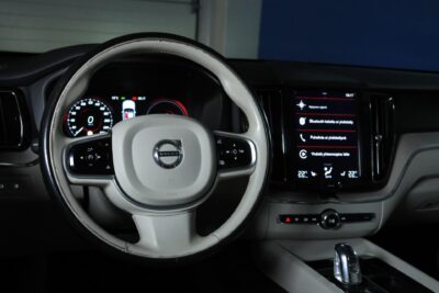 Volvo XC60 T8 AWD Inscription / ACC / HUD / Panorama / Koukku / BLIS / Muistipenkit / VOC / Orrefors Sweden - Autonova