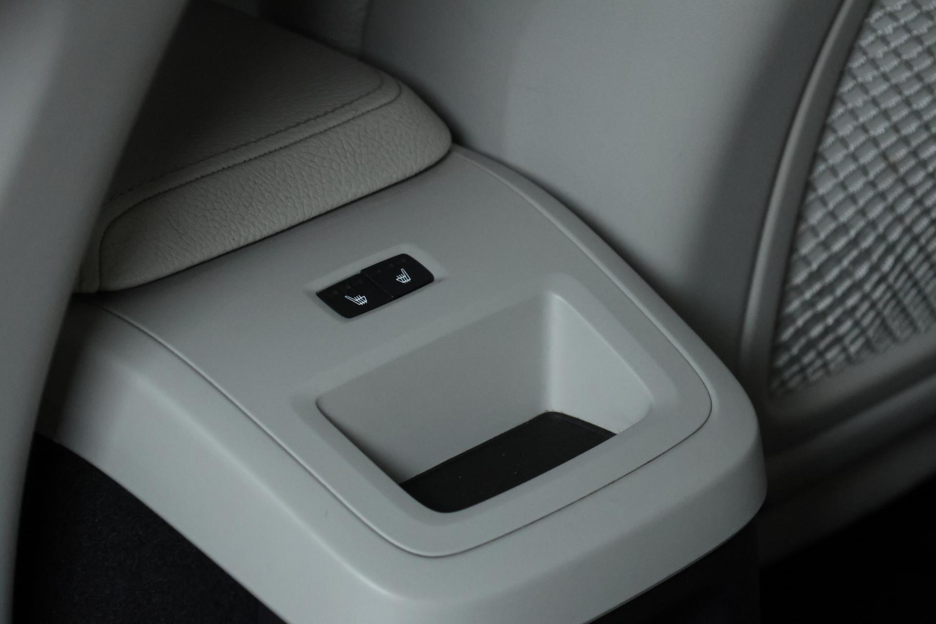 Volvo XC60 T8 AWD Inscription / ACC / HUD / Panorama / Koukku / BLIS / Muistipenkit / VOC / Orrefors Sweden - Autonova