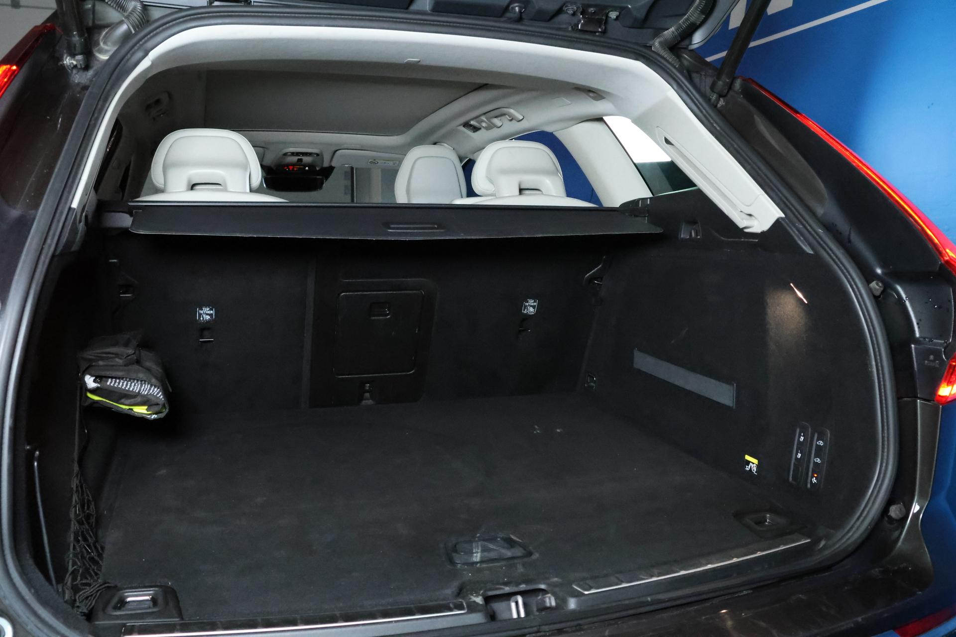 Volvo XC60 T8 AWD Inscription / ACC / HUD / Panorama / Koukku / BLIS / Muistipenkit / VOC / Orrefors Sweden - Autonova