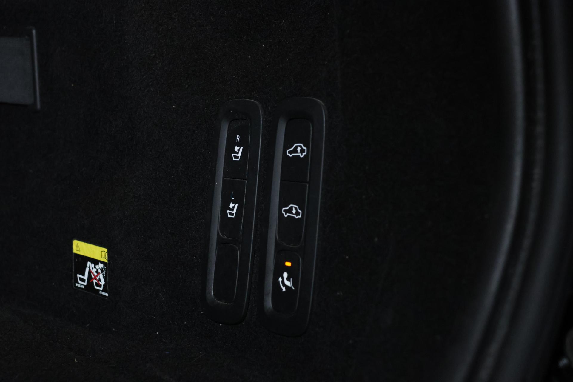 Volvo XC60 T8 AWD Inscription / ACC / HUD / Panorama / Koukku / BLIS / Muistipenkit / VOC / Orrefors Sweden - Autonova