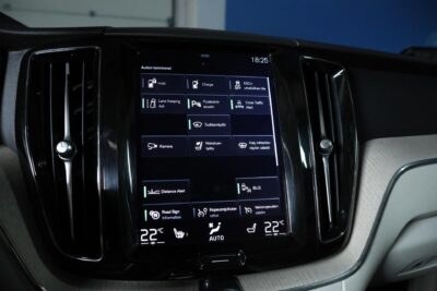 Volvo XC60 T8 AWD Inscription / ACC / HUD / Panorama / Koukku / BLIS / Muistipenkit / VOC / Orrefors Sweden - Autonova