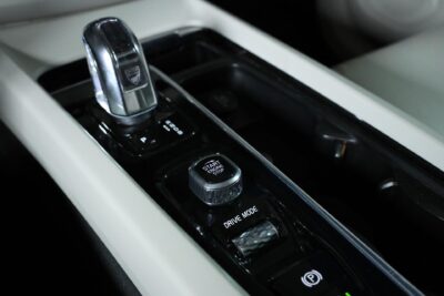 Volvo XC60 T8 AWD Inscription / ACC / HUD / Panorama / Koukku / BLIS / Muistipenkit / VOC / Orrefors Sweden - Autonova