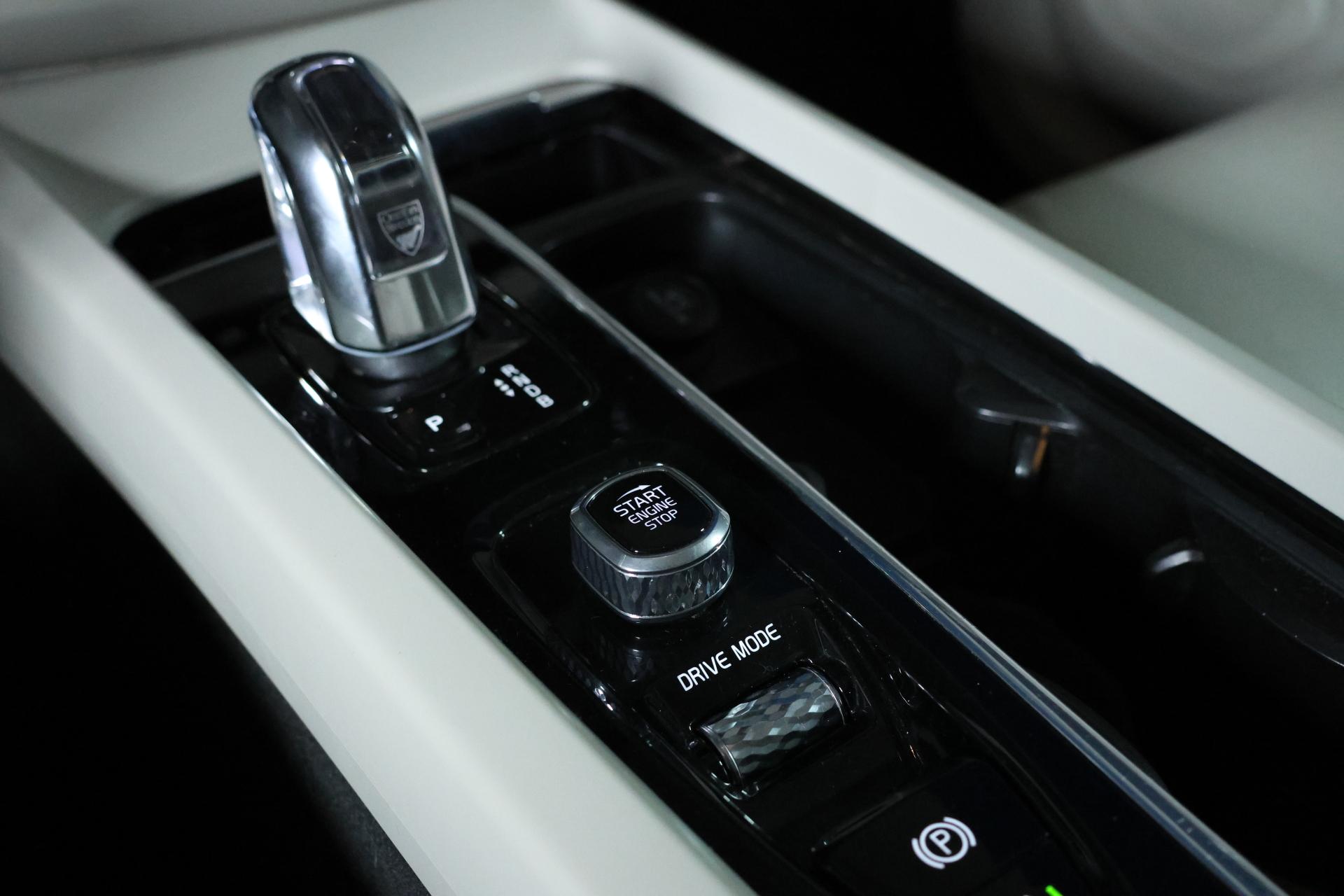 Volvo XC60 T8 AWD Inscription / ACC / HUD / Panorama / Koukku / BLIS / Muistipenkit / VOC / Orrefors Sweden - Autonova