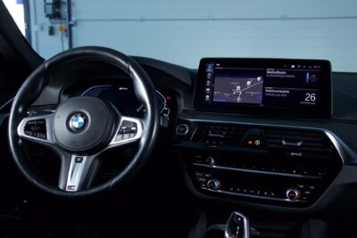 BMW 530 G30 Sedan 530e xDrive A Charged Edition M Sport / Laser / Vetokoukku / Muistipenkit / HiFi / Cold Climate - Autonova