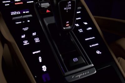 Porsche Cayenne E-Hybrid / PDLS / Bose / 360-Kamera / Vetokoukku / Lasikatto / VOSSEN / Soft close / Sport Chrono Plus - Autonova