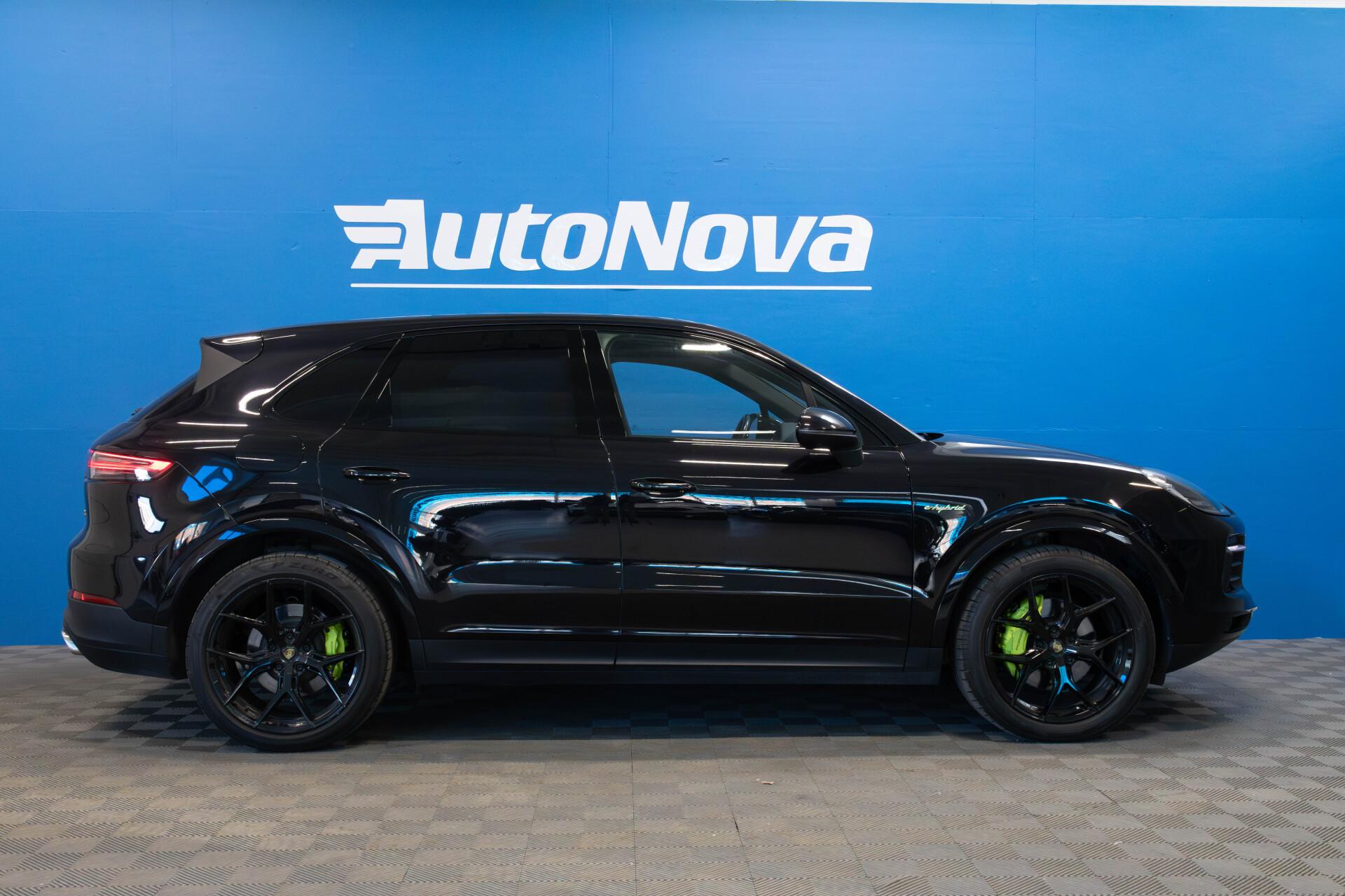 Porsche Cayenne E-Hybrid / PDLS / Bose / 360-Kamera / Vetokoukku / Lasikatto / VOSSEN / Soft close / Sport Chrono Plus - Autonova