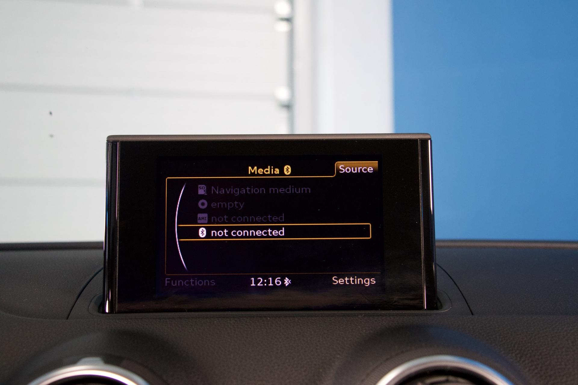 Audi A3 Sedan Business Sport 1,8 TFSI 132 kW quattro S tronic / S-Line / S3-look  / Flat Bottom ratti / Xenon - Autonova