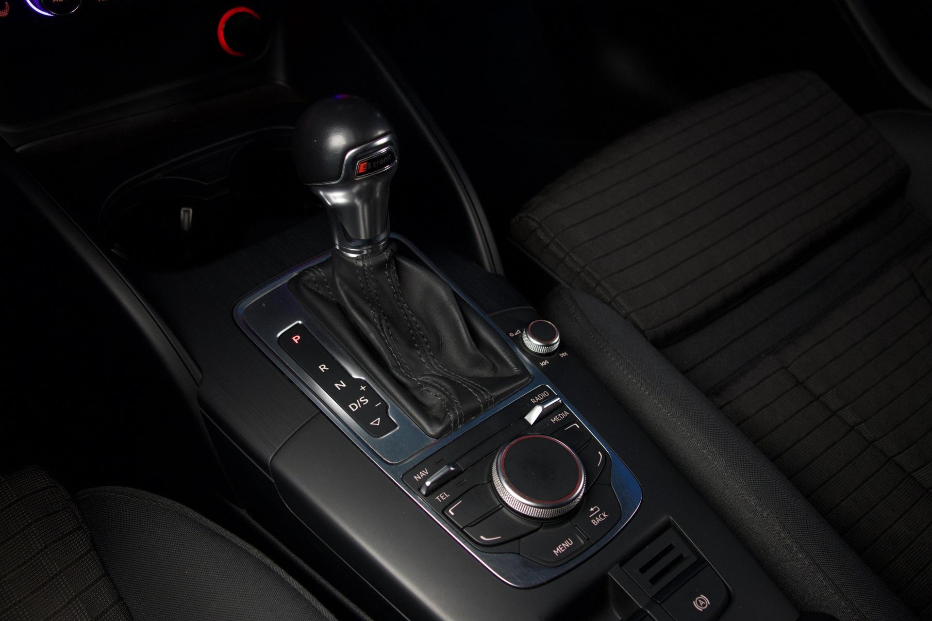 Audi A3 Sedan Business Sport 1,8 TFSI 132 kW quattro S tronic / S-Line / S3-look  / Flat Bottom ratti / Xenon - Autonova