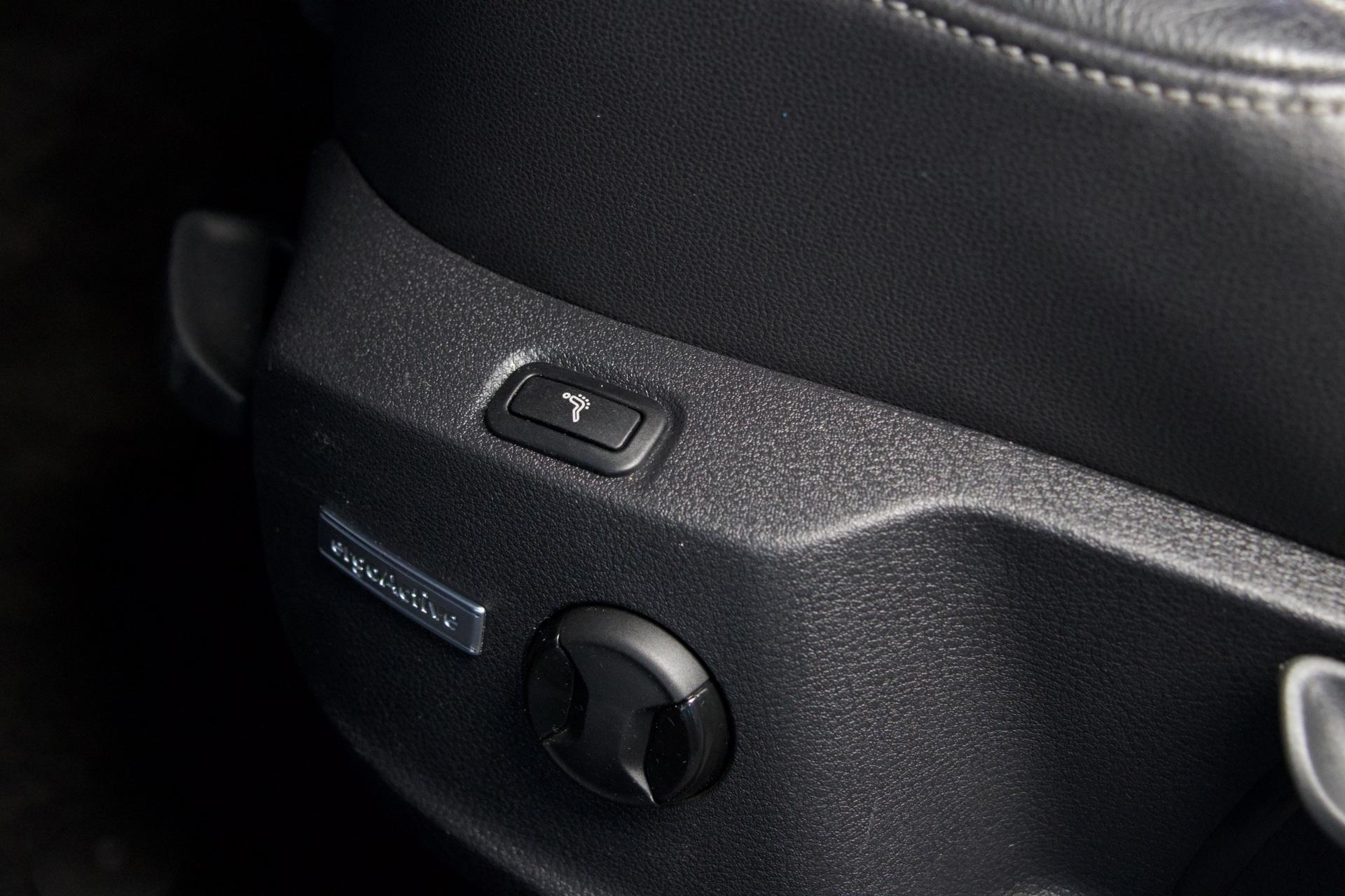 Volkswagen Golf Variant Highline 1,6 TDI 77 kW / Huippuvarusteet! / Hieronta / Webasto / ACC / DynAudio / Sportpenkit / Kamera - Autonova