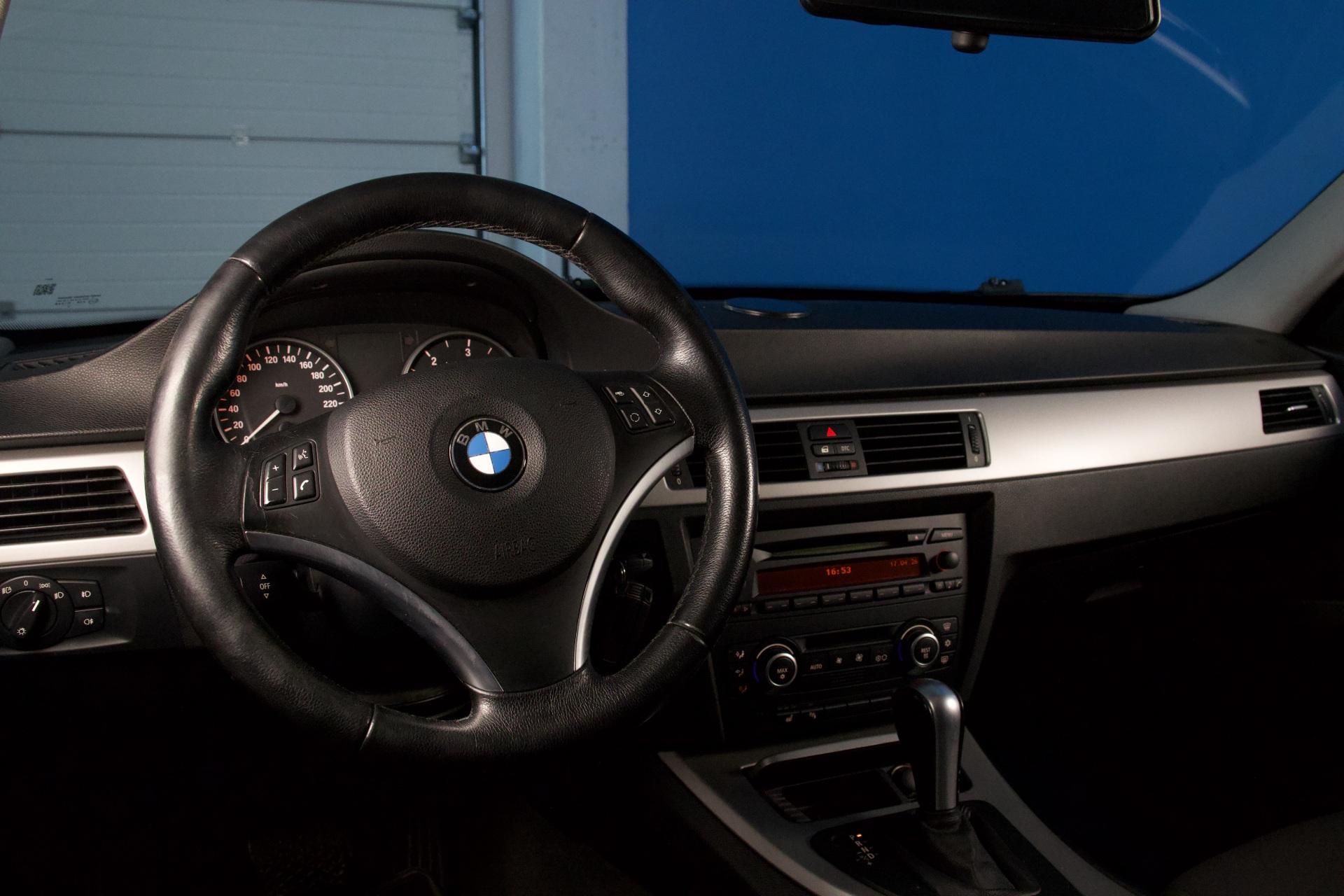 BMW 320 A E91 Touring / Uusi tuulilasi! / Lohkolämmitin + sisäpistoke / Kattokaiteet / 2x renkaat alumiinivantein - Autonova