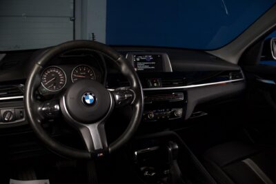 BMW X1 F48 xDrive20i A Business Sport / Koukku / M-Sport ratti / Urheiluistuimet / LED / Tutkat - Autonova