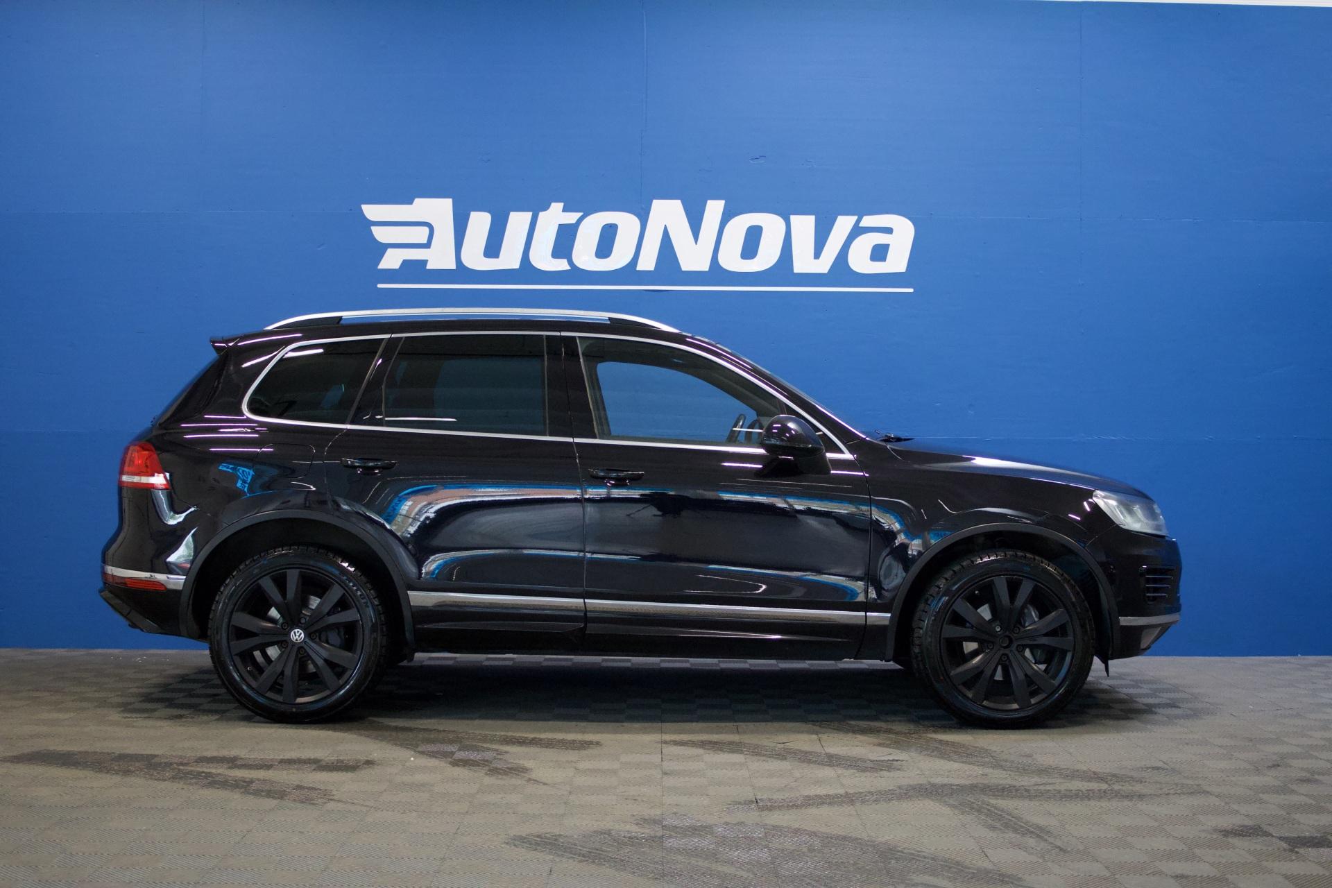 Volkswagen Touareg V6 TDI 193kW (262hv) 4Motion R-Line / Webasto / Ilma-alusta / DynAudio / Nahat / Tutkat / P-Kamera / Vetokoukku - Autonova
