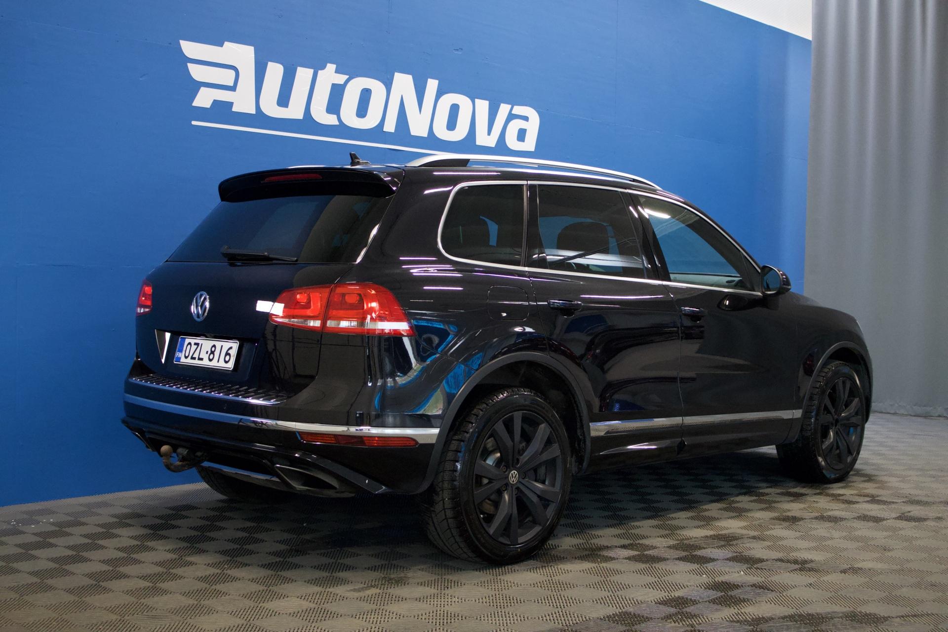 Volkswagen Touareg V6 TDI 193kW (262hv) 4Motion R-Line / Webasto / Ilma-alusta / DynAudio / Nahat / Tutkat / P-Kamera / Vetokoukku - Autonova