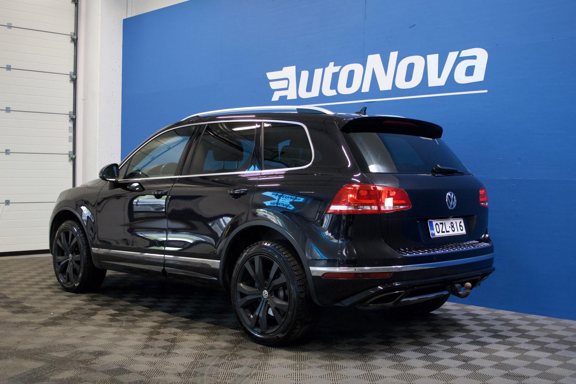 Volkswagen Touareg V6 TDI 193kW (262hv) 4Motion R-Line / Webasto / Ilma-alusta / DynAudio / Nahat / Tutkat / P-Kamera / Vetokoukku - Autonova