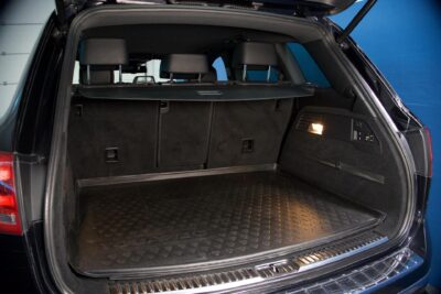 Volkswagen Touareg V6 TDI 193kW (262hv) 4Motion R-Line / Webasto / Ilma-alusta / DynAudio / Nahat / Tutkat / P-Kamera / Vetokoukku - Autonova