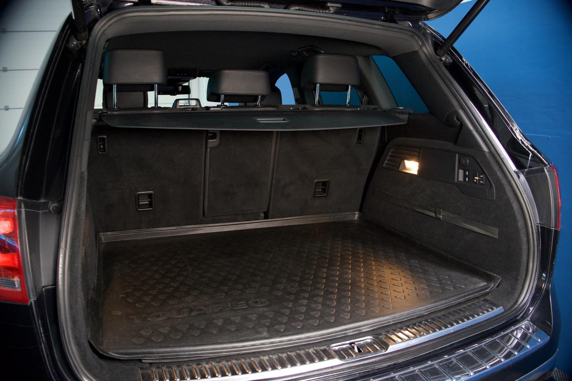 Volkswagen Touareg V6 TDI 193kW (262hv) 4Motion R-Line / Webasto / Ilma-alusta / DynAudio / Nahat / Tutkat / P-Kamera / Vetokoukku - Autonova