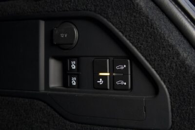 Volkswagen Touareg V6 TDI 193kW (262hv) 4Motion R-Line / Webasto / Ilma-alusta / DynAudio / Nahat / Tutkat / P-Kamera / Vetokoukku - Autonova
