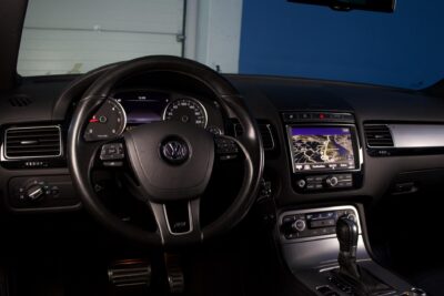 Volkswagen Touareg V6 TDI 193kW (262hv) 4Motion R-Line / Webasto / Ilma-alusta / DynAudio / Nahat / Tutkat / P-Kamera / Vetokoukku - Autonova