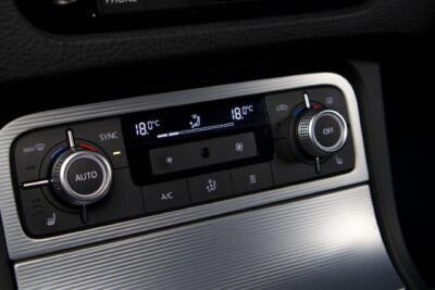 Volkswagen Touareg V6 TDI 193kW (262hv) 4Motion R-Line / Webasto / Ilma-alusta / DynAudio / Nahat / Tutkat / P-Kamera / Vetokoukku - Autonova