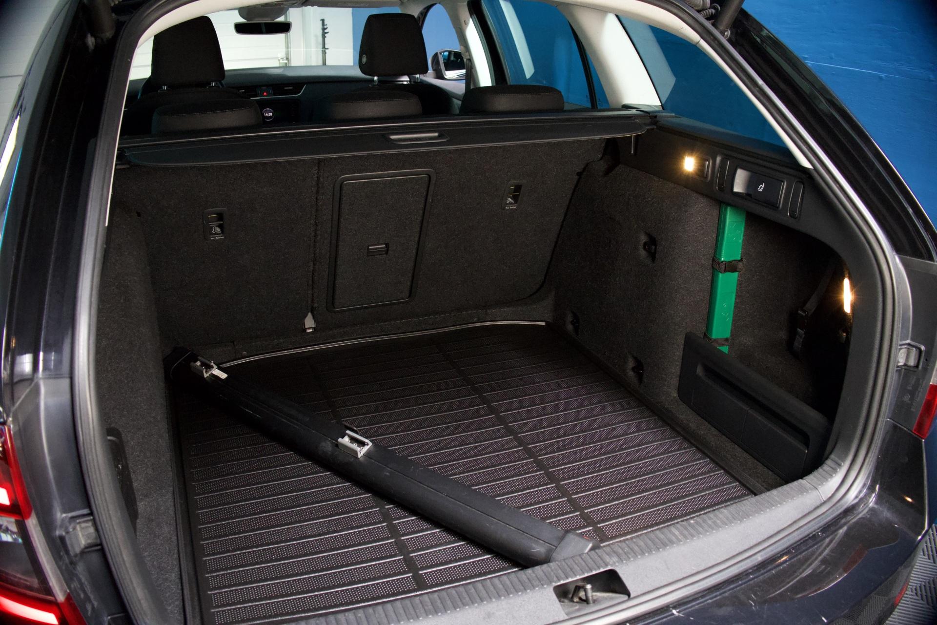 Skoda Octavia Combi 1,6 TDI Style DSG Autom. / ACC / Webasto / Canton / Kamera / Keyless Go / BLIS / Adapt. LED - Autonova