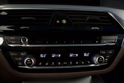 BMW 530 G30 Sedan 530e xDrive A Charged Edition Sport / HUD / H&K / ACC / Comfort-istuimet / Nappanahka / 360-Kamera / LED - Autonova