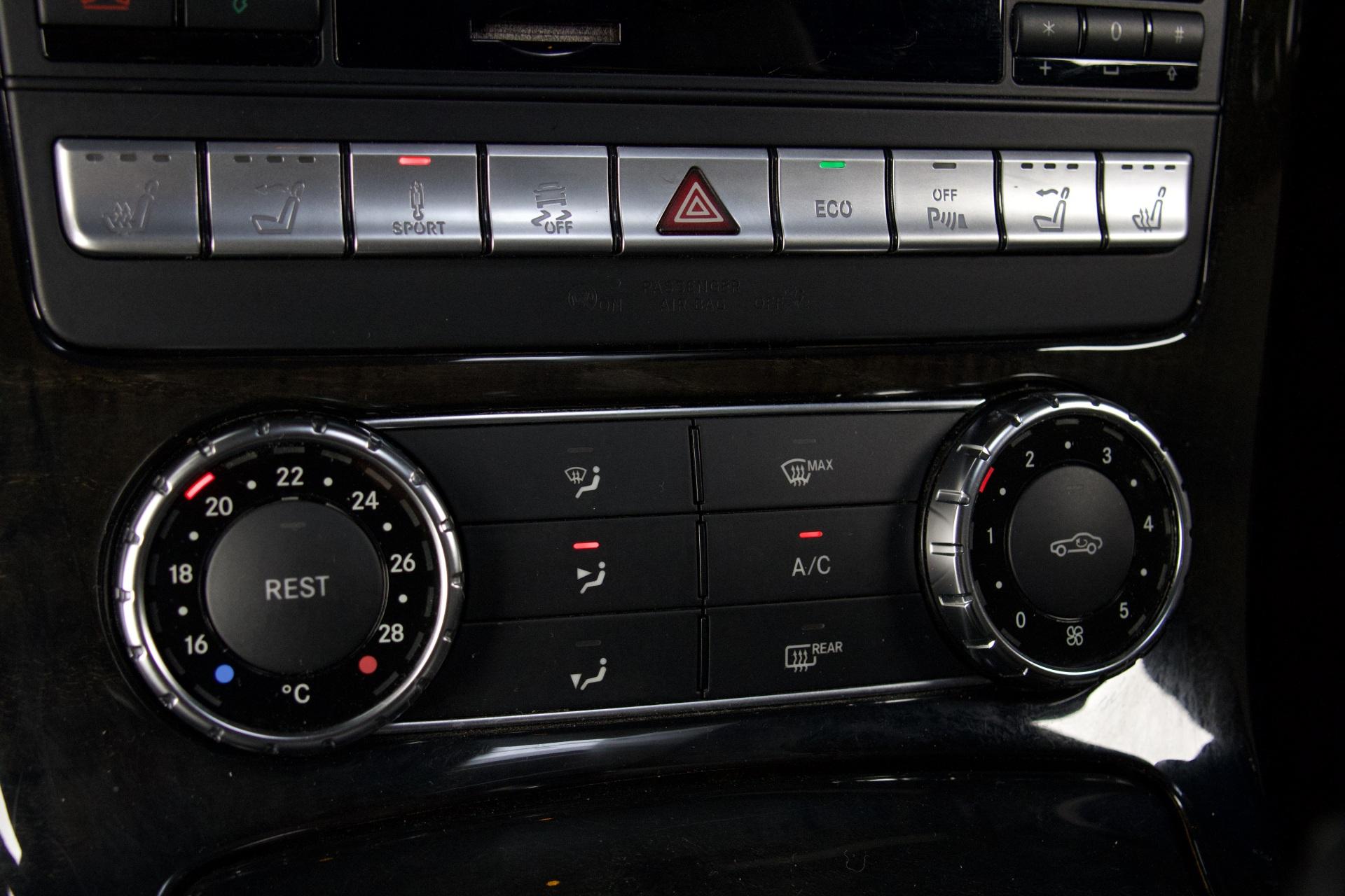 Mercedes-Benz SLK 350 AMG-Line 306hv / AMG 55 Look / Sport putkisto / Airscarf / Nahkaverhoilu / Tutkat / Punaiset vyöt - Autonova