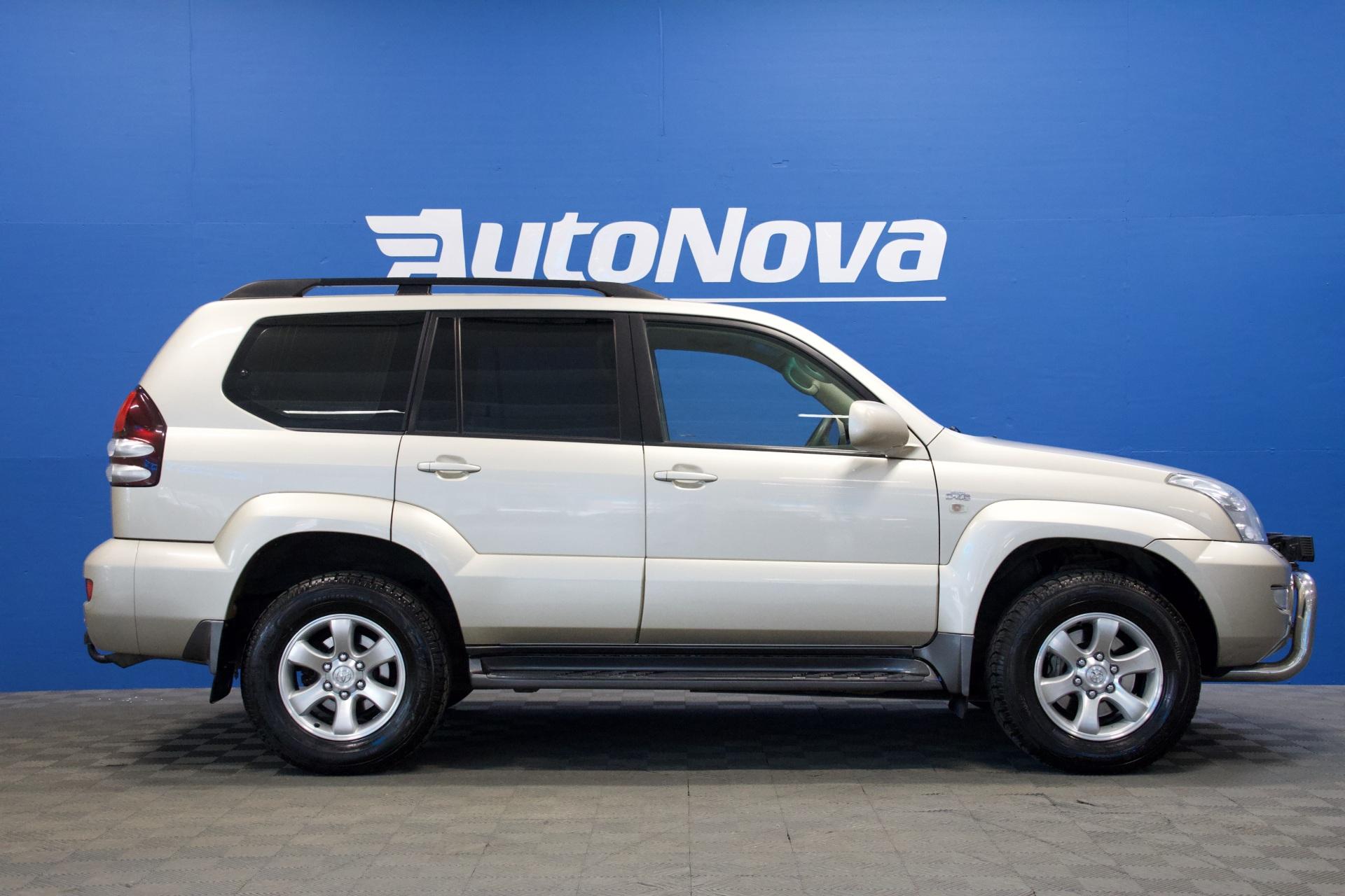 Toyota Land Cruiser 3,0 D-4D Executive / Juuri Tullut! / Webasto / Koukku / Nahkaverhoilu / Sähköpenkit / Lisävalo / Lohko - Autonova