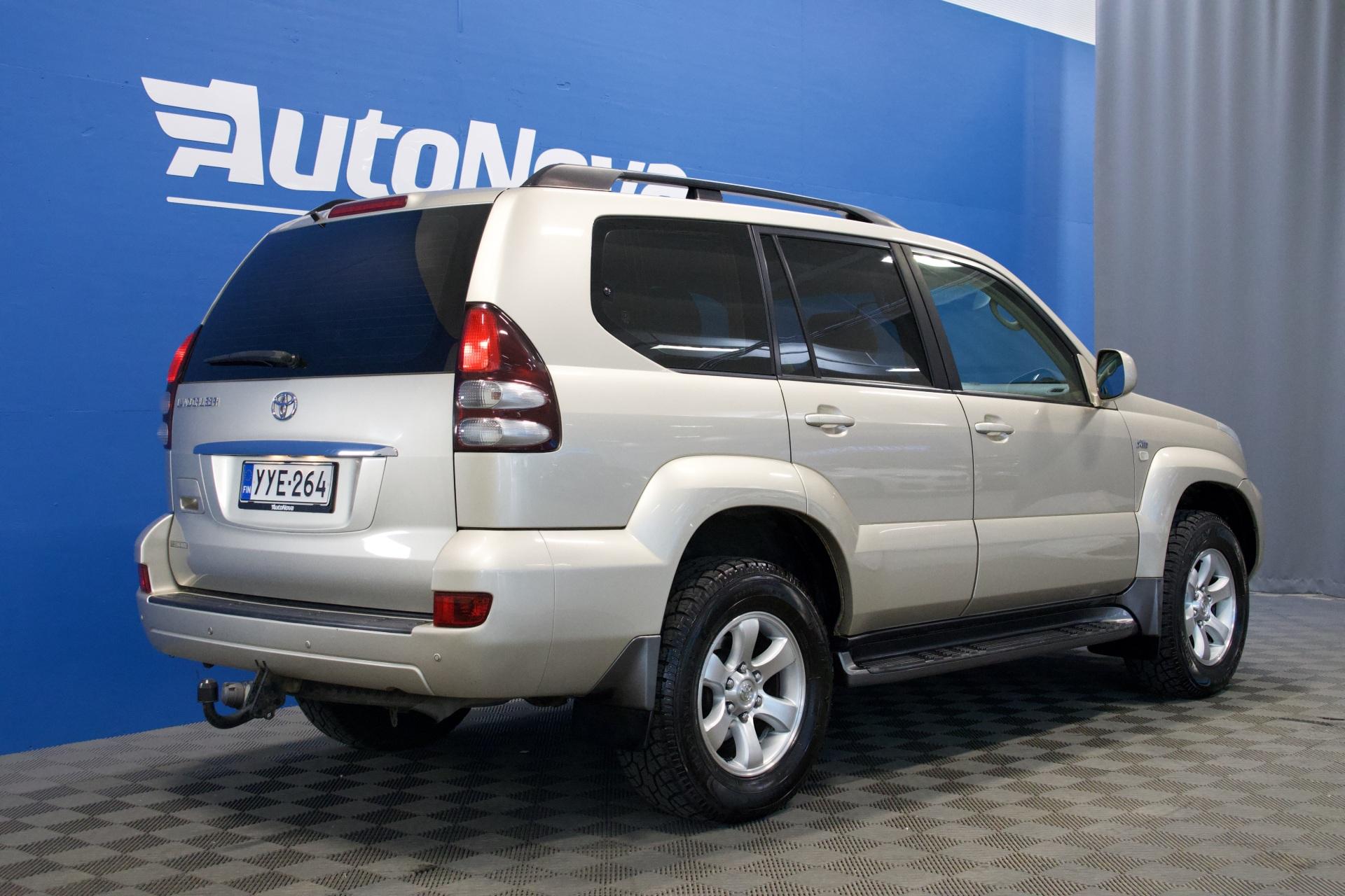 Toyota Land Cruiser 3,0 D-4D Executive / Juuri Tullut! / Webasto / Koukku / Nahkaverhoilu / Sähköpenkit / Lisävalo / Lohko - Autonova