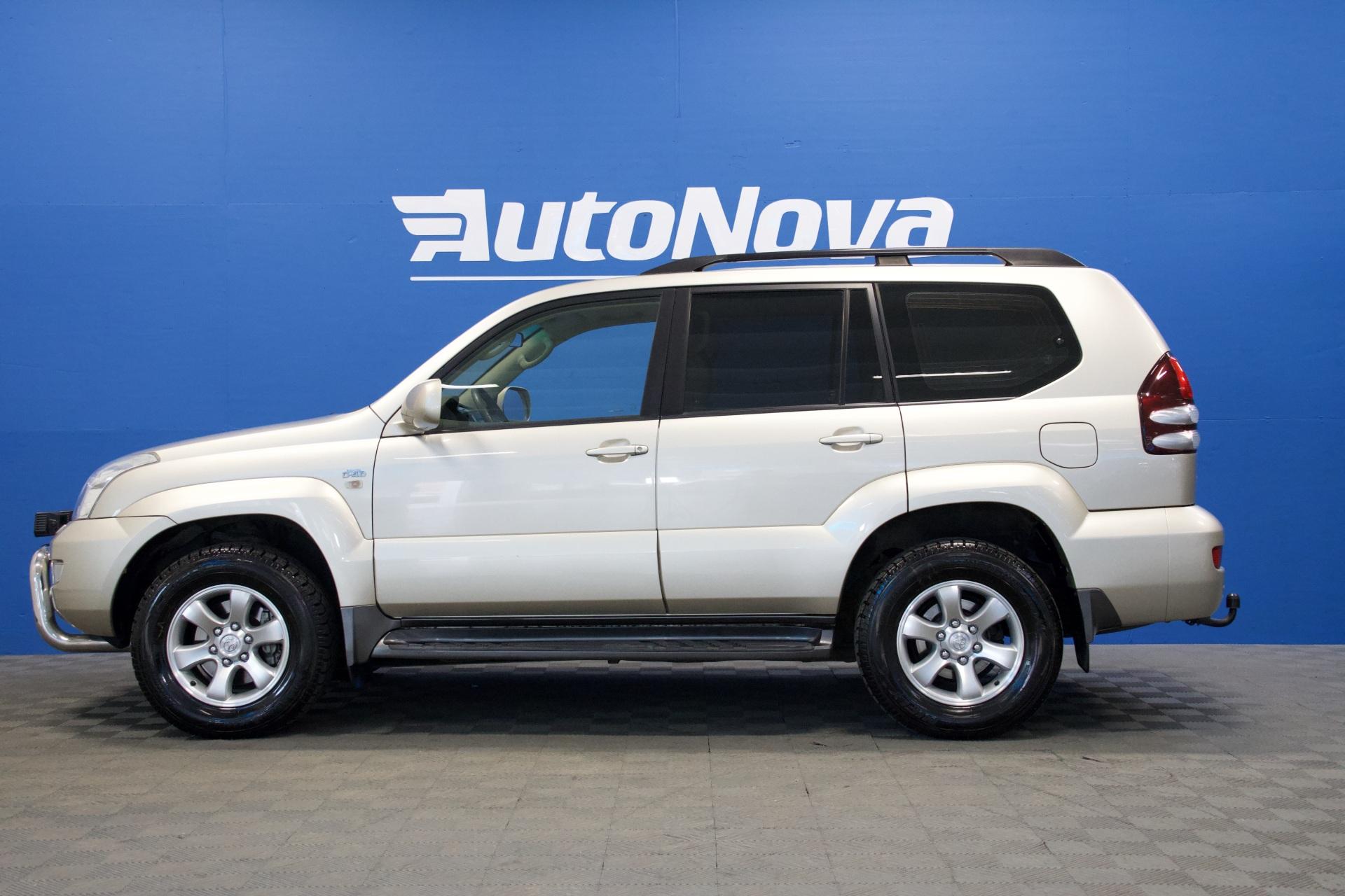 Toyota Land Cruiser 3,0 D-4D Executive / Juuri Tullut! / Webasto / Koukku / Nahkaverhoilu / Sähköpenkit / Lisävalo / Lohko - Autonova