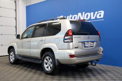 Toyota Land Cruiser 3,0 D-4D Executive / Juuri Tullut! / Webasto / Koukku / Nahkaverhoilu / Sähköpenkit / Lisävalo / Lohko - Autonova
