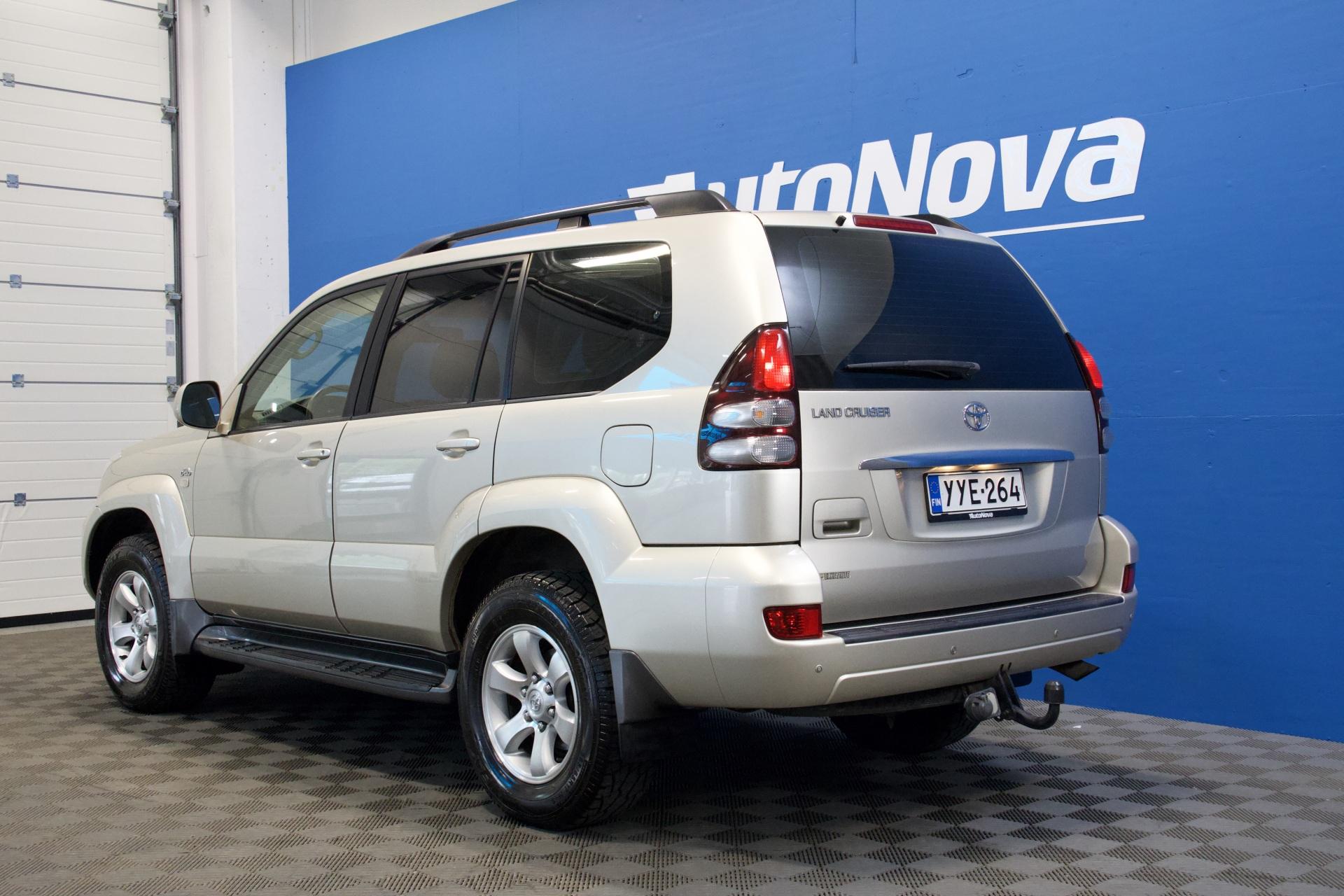 Toyota Land Cruiser 3,0 D-4D Executive / Juuri Tullut! / Webasto / Koukku / Nahkaverhoilu / Sähköpenkit / Lisävalo / Lohko - Autonova