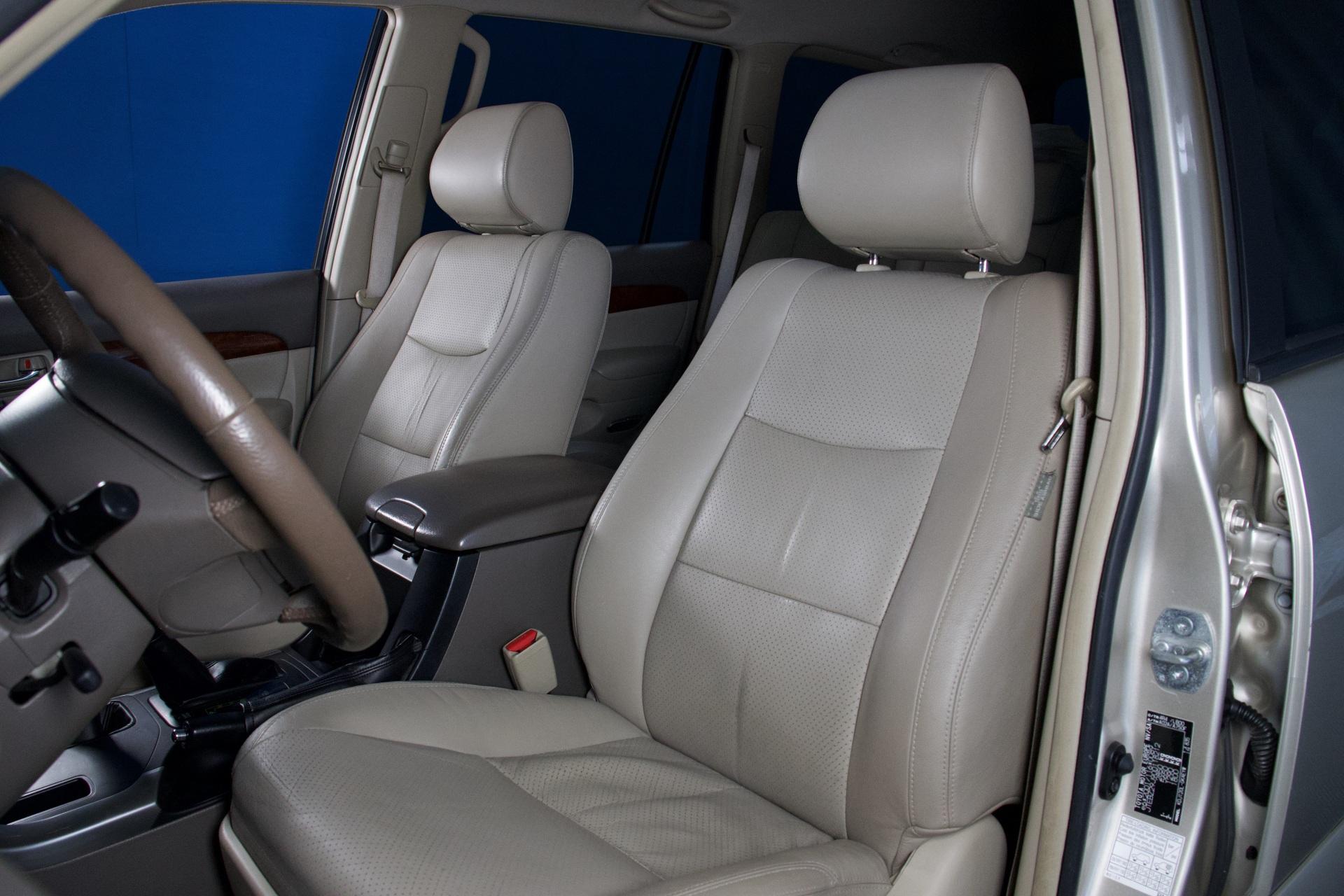 Toyota Land Cruiser 3,0 D-4D Executive / Juuri Tullut! / Webasto / Koukku / Nahkaverhoilu / Sähköpenkit / Lisävalo / Lohko - Autonova