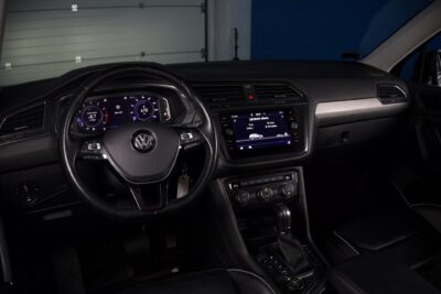 Volkswagen Tiguan R-Line 2,0 TSI 140 kW 4MOTION DSG / Webasto / ACC / Digimittaristo / Vetokoukku / Nahat / Kaistavahti - Autonova