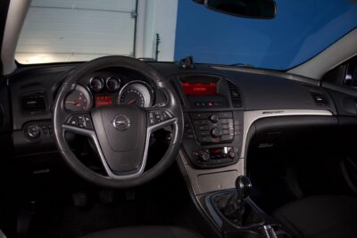 Opel Insignia Sports Tourer Edition 2,0 CDTI ecoFLEX DPF 118kW MT6 BL / Lohkolämmitin + sisäpistoke / Vetokoukku / Vakkari - Autonova