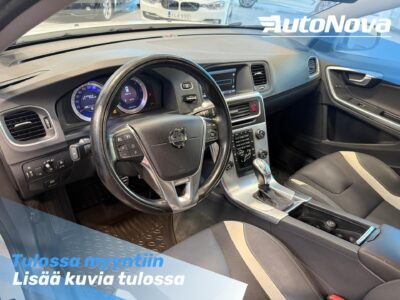 Volvo V60 D4 AWD R-Design Aut. / Vakionopeudensäädin / City Safety / Aktiiviset xenon ajovalot / Tutkat / Osanahkaverhoilu - Autonova