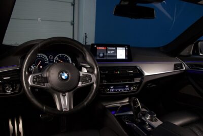 BMW 530 G30 Sedan 530d xDrive M Sport / HUD / ACC / H&K / Night Vision / Comfort-istuimet / Webasto / Koukku / 360-Kamera - Autonova