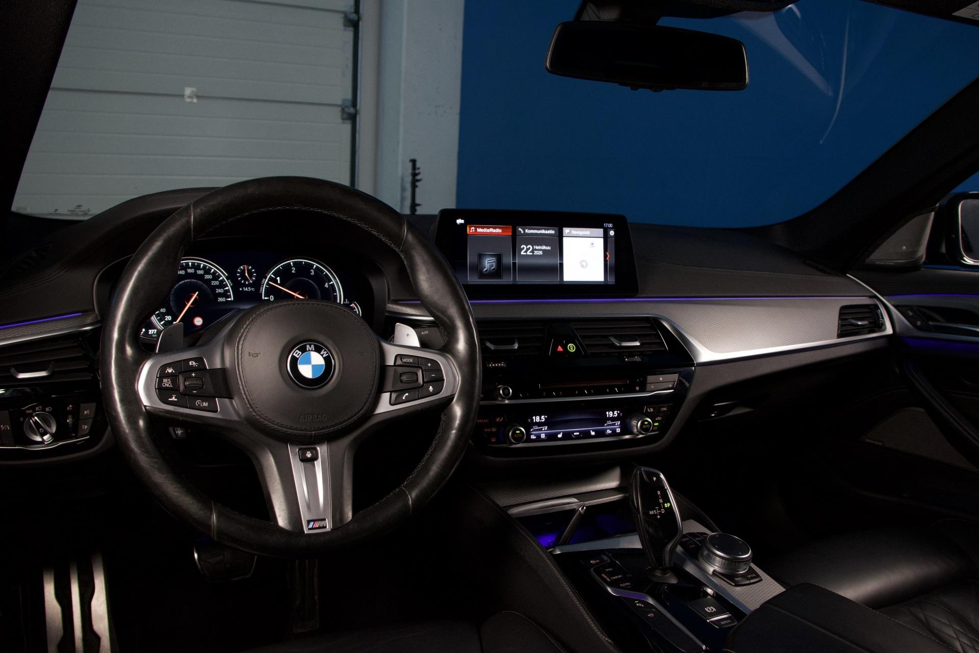 BMW 530 G30 Sedan 530d xDrive M Sport / HUD / ACC / H&K / Night Vision / Comfort-istuimet / Webasto / Koukku / 360-Kamera - Autonova