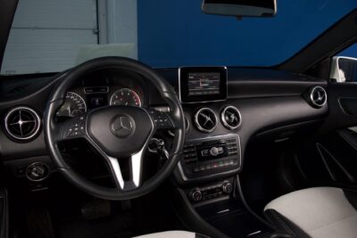 Mercedes-Benz A 180 BE A Premium Business / Webasto / Kamera / Suomi-Auto / Vakkari / Bi-Xenon / Vaaleat penkit - Autonova