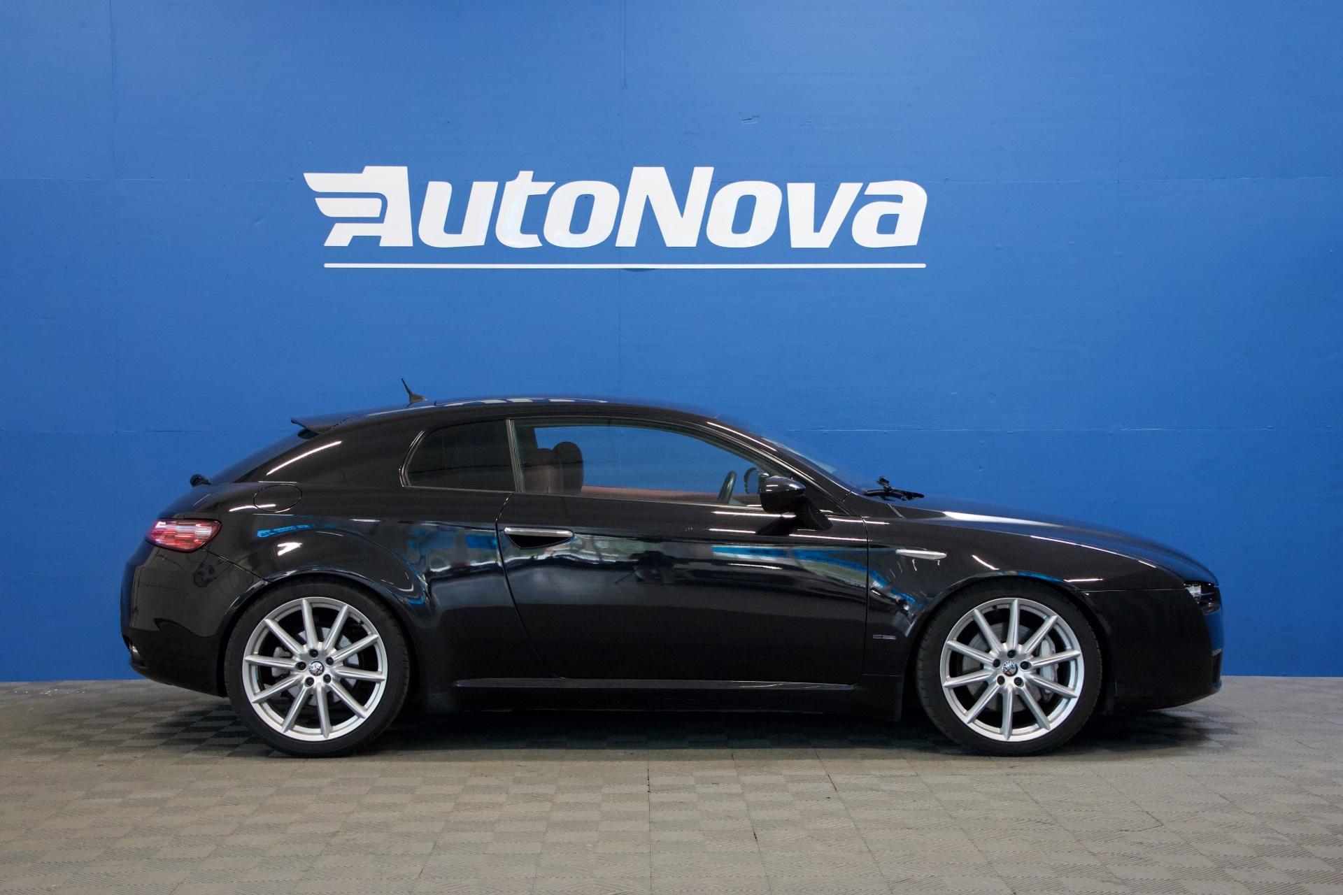 Alfa Romeo Brera 3,2 JTS V6 Q4 / Panorama / Muistipenkit / Vakkari / Punainen nahkaverhoilu / Navigointi - Autonova